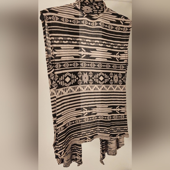 Derek 🩷 Sleeveless Cardigan - Picture 4 of 7